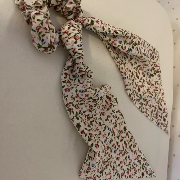 Women’s Accessories Hair Scrunchie White Flower Pattern - Picture 4 of 9